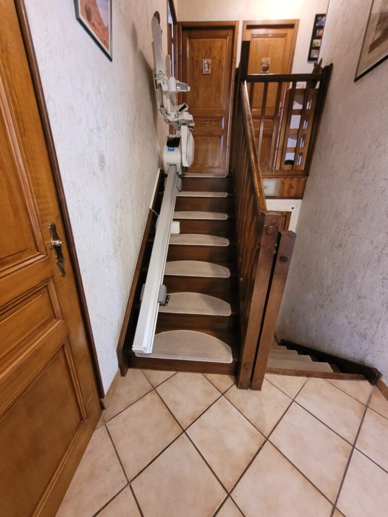 Monte escalier droit à Le Cheylas (38)