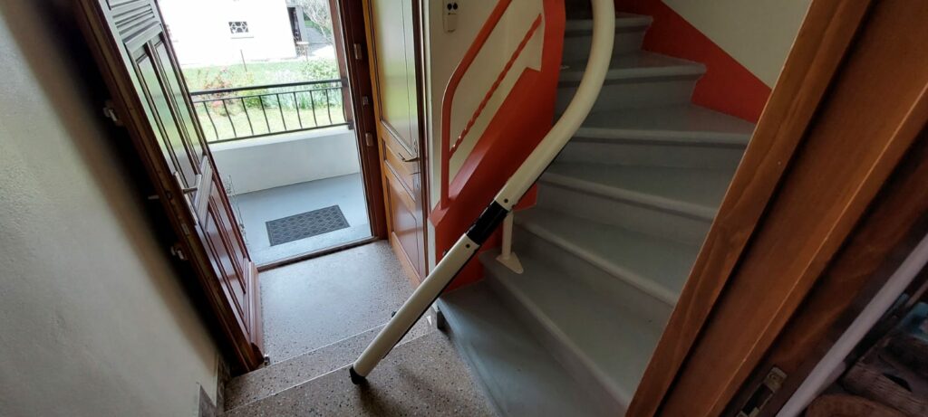 direction de Cluses en Haute-Savoie pour la pose et fourniture d'un monte escalier Handicare France modèle monorail Rembrandt !  Siège Elégance Beige Rail de couleur Gris clair Départ avec un rail relevable électrique afin de ne pas gêner le passage.