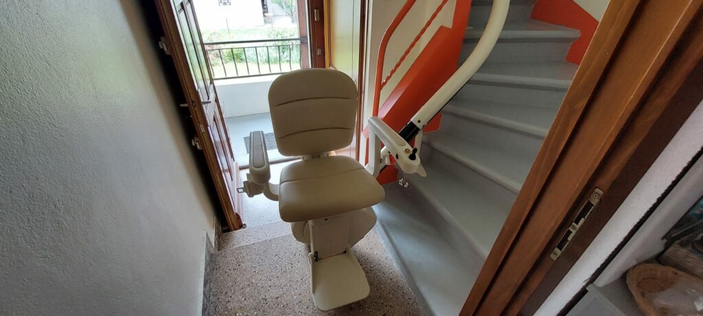 direction de Cluses en Haute-Savoie pour la pose et fourniture d'un monte escalier Handicare France modèle monorail Rembrandt !  Siège Elégance Beige Rail de couleur Gris clair Départ avec un rail relevable électrique afin de ne pas gêner le passage.
