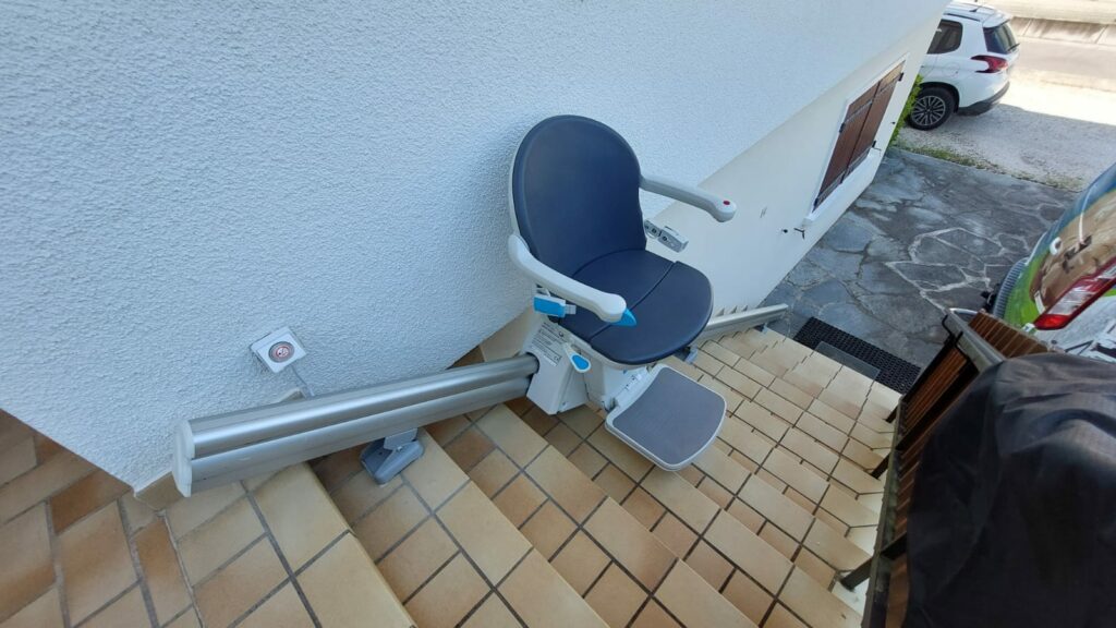 Installation d'un siège monte escalier Handicare France, modèle MS 1000 OUTDOOR à Vallières sur Fier (74)