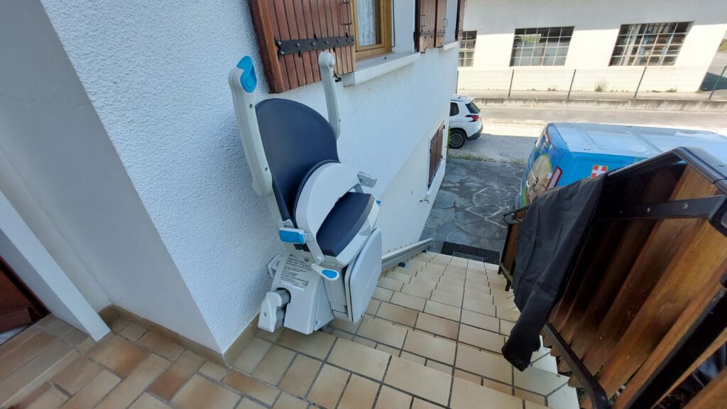 Installation d'un siège monte escalier Handicare France, modèle MS 1000 OUTDOOR à Vallières sur Fier (74)