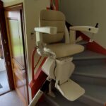 direction de Cluses en Haute-Savoie pour la pose et fourniture d'un monte escalier Handicare France modèle monorail Rembrandt !  Siège Elégance Beige Rail de couleur Gris clair Départ avec un rail relevable électrique afin de ne pas gêner le passage.