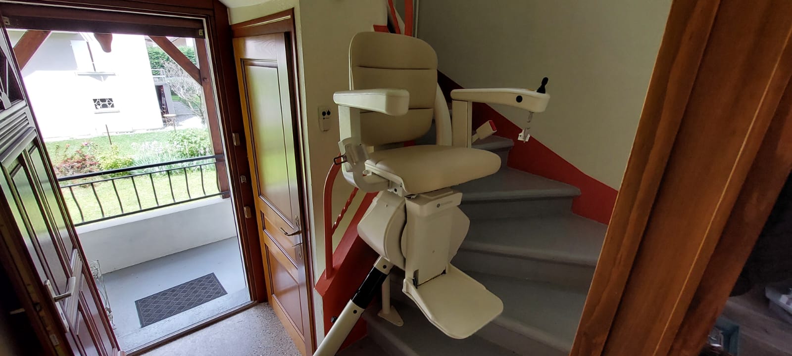 Installation d’un monte-escalier courbe monorail Handicare à Cluses (74)