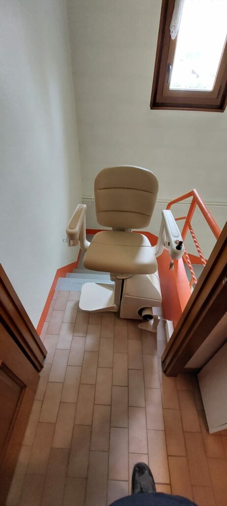direction de Cluses en Haute-Savoie pour la pose et fourniture d'un monte escalier Handicare France modèle monorail Rembrandt !  Siège Elégance Beige Rail de couleur Gris clair Départ avec un rail relevable électrique afin de ne pas gêner le passage.
