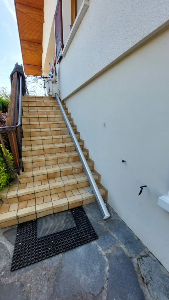Installation d'un siège monte escalier Handicare France, modèle MS 1000 OUTDOOR à Vallières sur Fier (74)