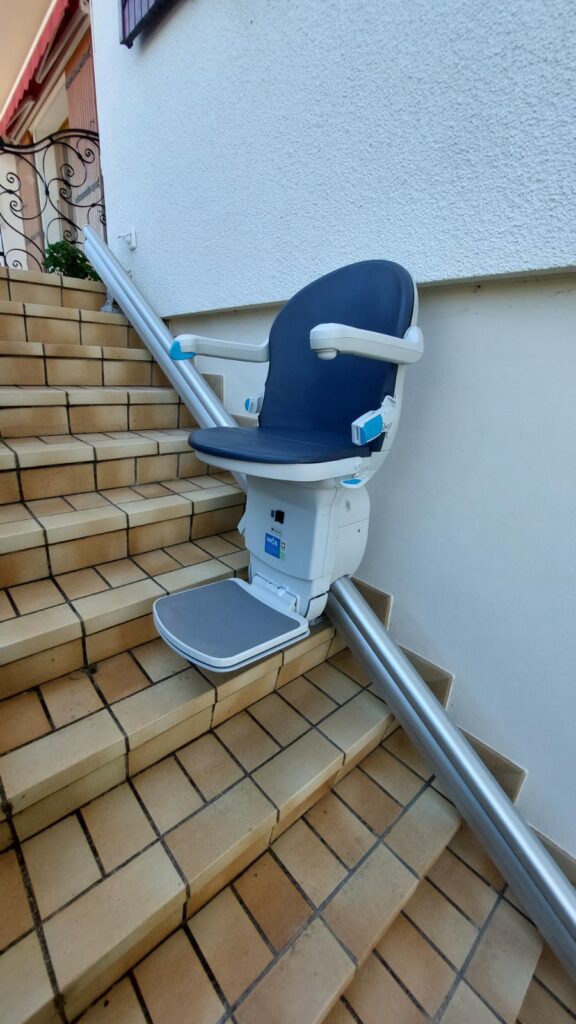 Installation d'un siège monte escalier Handicare France, modèle MS 1000 OUTDOOR à Vallières sur Fier (74)