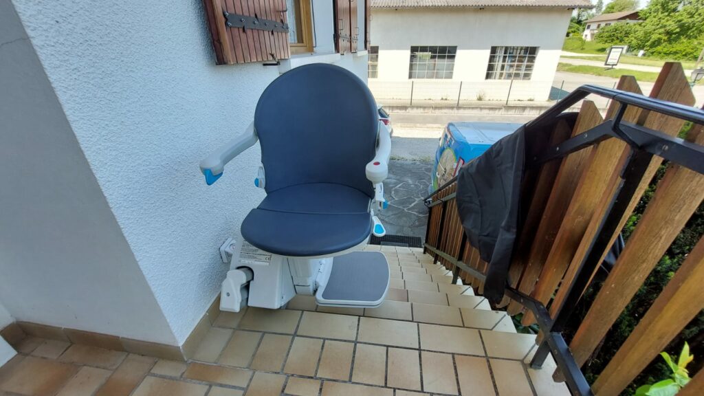 Installation d'un siège monte escalier Handicare France, modèle MS 1000 OUTDOOR à Vallières sur Fier (74)