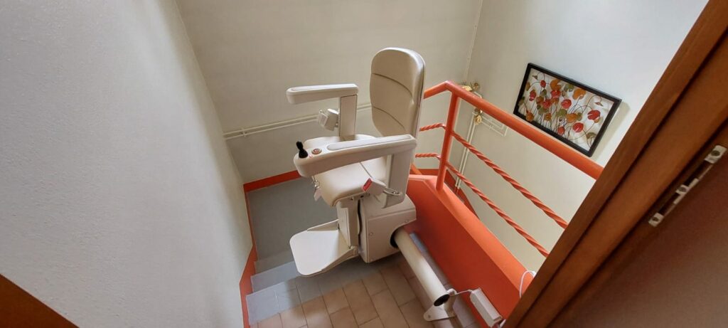 direction de Cluses en Haute-Savoie pour la pose et fourniture d'un monte escalier Handicare France modèle monorail Rembrandt !  Siège Elégance Beige Rail de couleur Gris clair Départ avec un rail relevable électrique afin de ne pas gêner le passage.