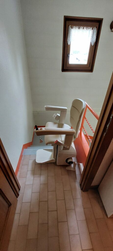 direction de Cluses en Haute-Savoie pour la pose et fourniture d'un monte escalier Handicare France modèle monorail Rembrandt !  Siège Elégance Beige Rail de couleur Gris clair Départ avec un rail relevable électrique afin de ne pas gêner le passage.