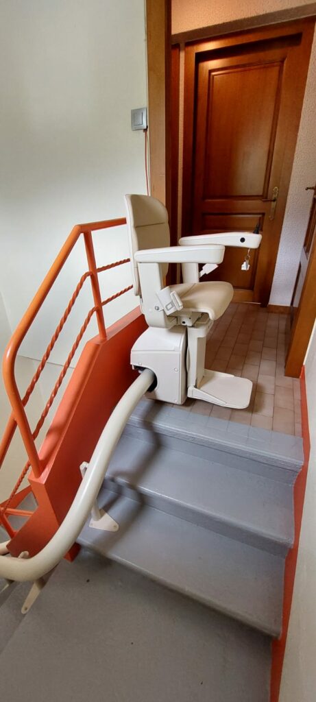 direction de Cluses en Haute-Savoie pour la pose et fourniture d'un monte escalier Handicare France modèle monorail Rembrandt !  Siège Elégance Beige Rail de couleur Gris clair Départ avec un rail relevable électrique afin de ne pas gêner le passage.
