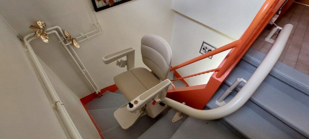 direction de Cluses en Haute-Savoie pour la pose et fourniture d'un monte escalier Handicare France modèle monorail Rembrandt !  Siège Elégance Beige Rail de couleur Gris clair Départ avec un rail relevable électrique afin de ne pas gêner le passage.