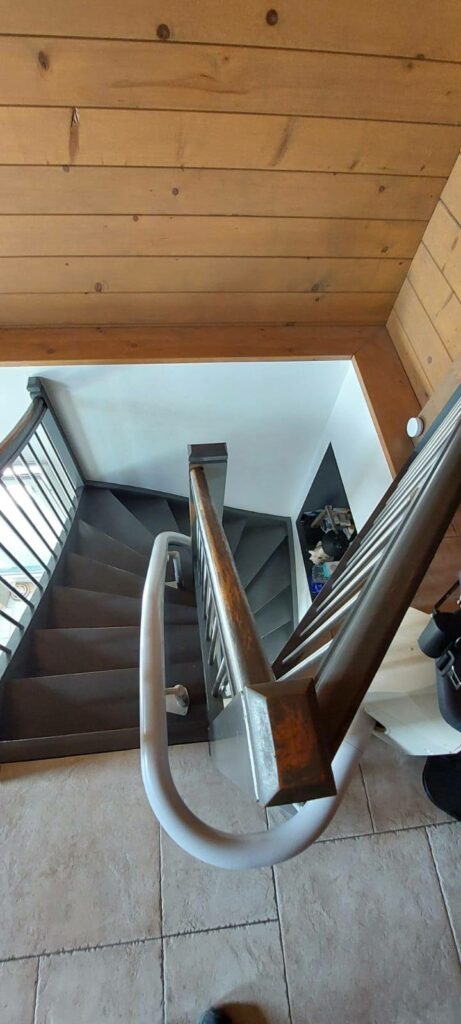 installation d'un monte escalier Handicare France, modèle monorail Rembrandt.