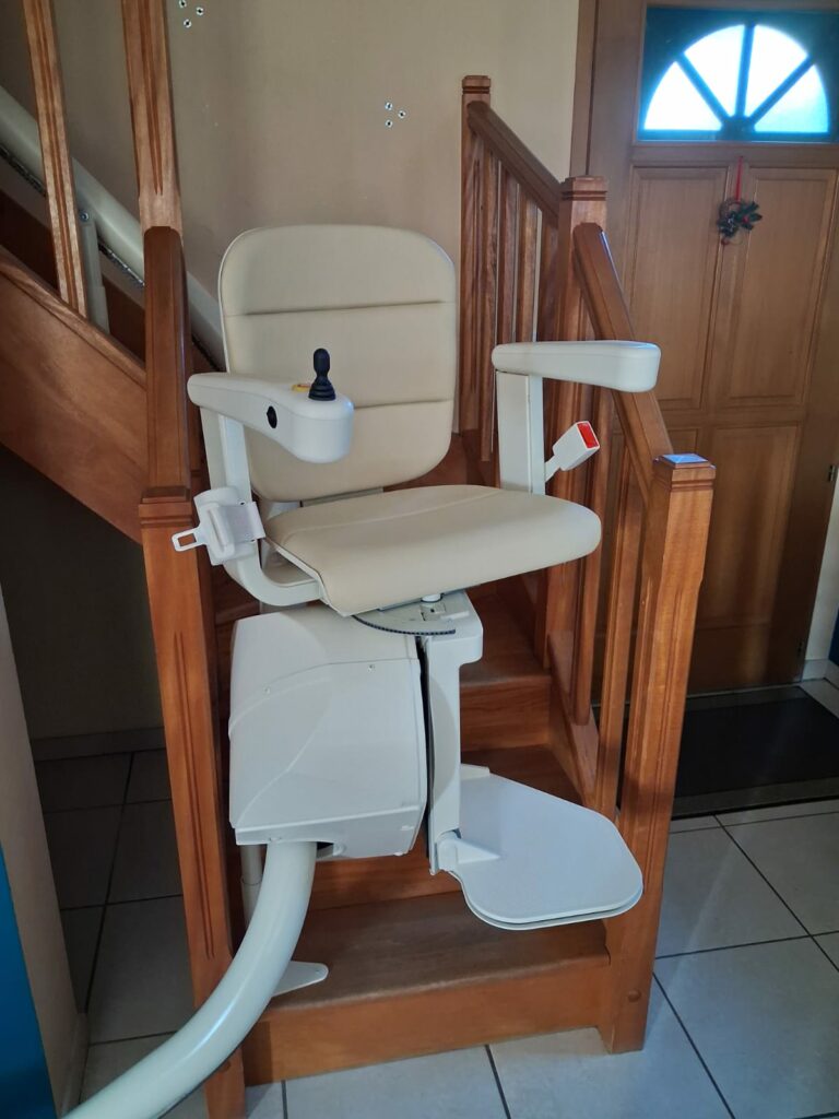 Monte-Escalier Handicare Monorail Rembrandt à Groisy (74)