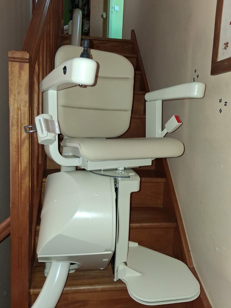 Monte-Escalier Handicare Monorail Rembrandt à Groisy (74)