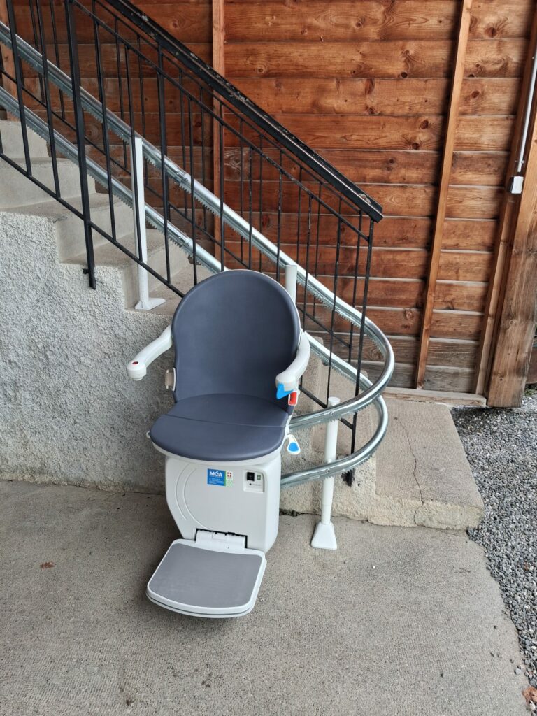 Monte-Escalier Courbe Extérieur Handicare à Seythenex (74)