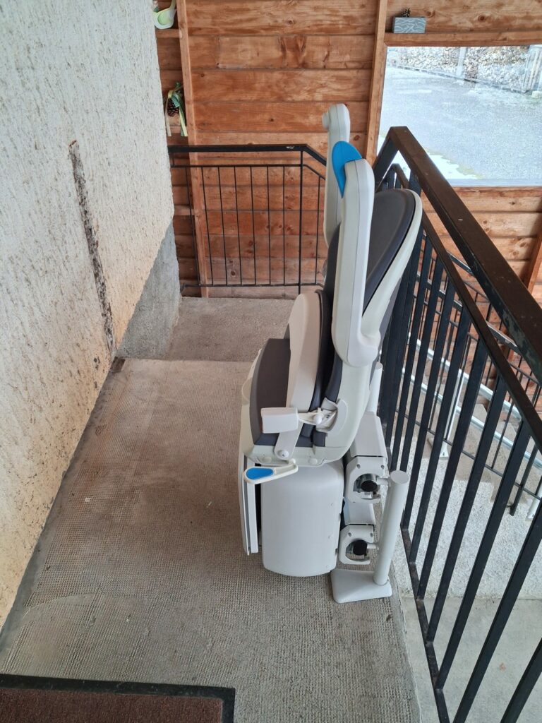 Monte-Escalier Courbe Extérieur Handicare à Seythenex (74)