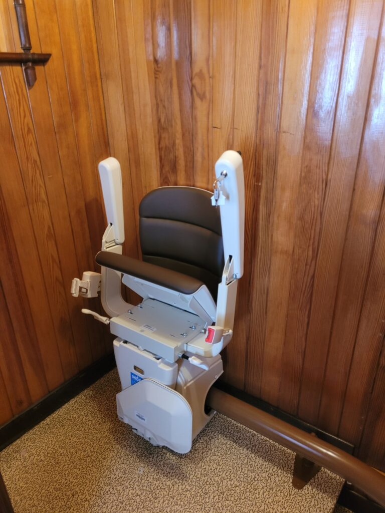 Monte-escalier replié en position parking devpant lambris bois