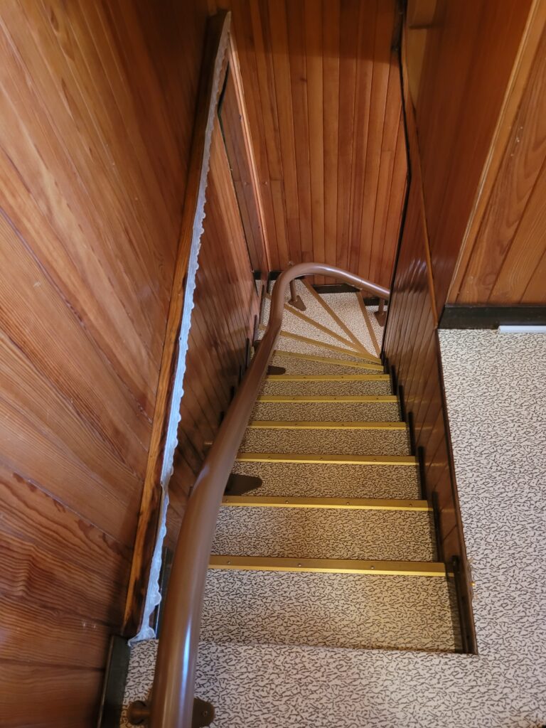 Monte-escalier replié en position parking devpant lambris bois