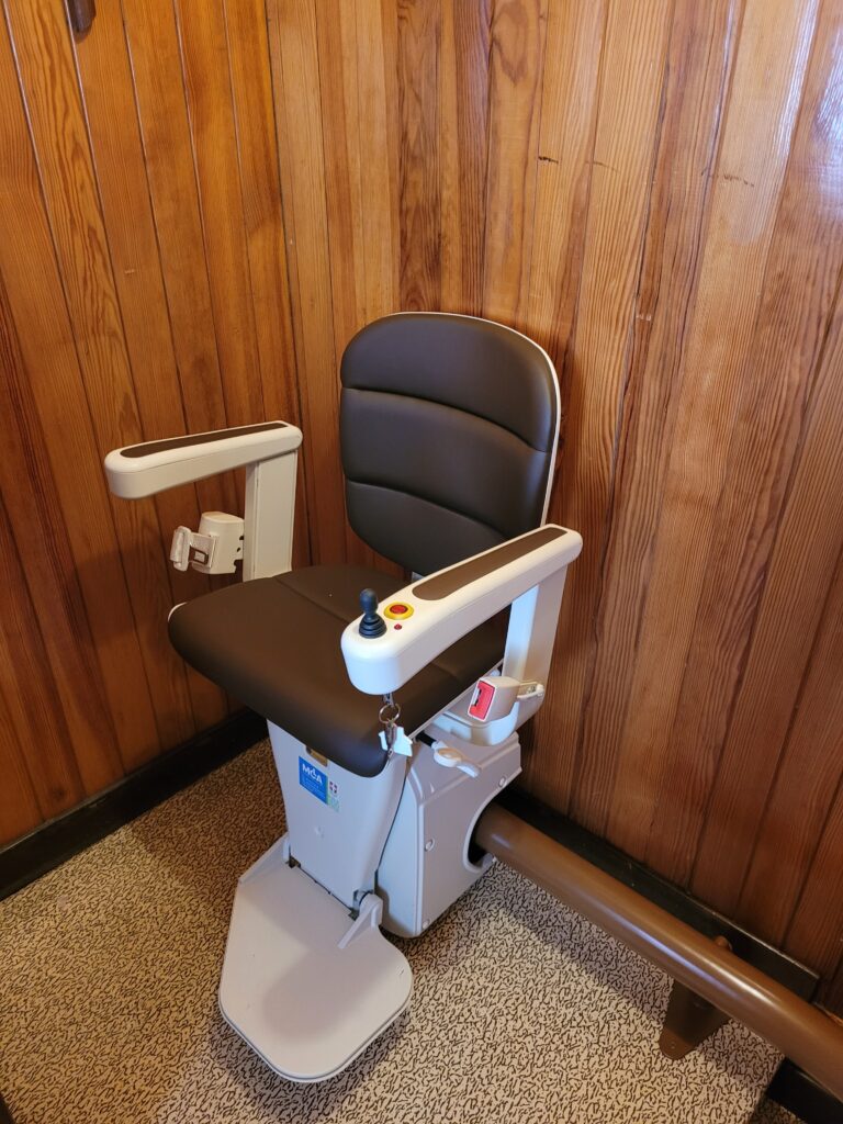 Monte-escalier replié en position parking devpant lambris bois