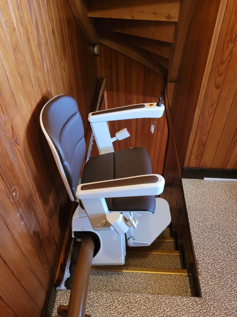 Monte-escalier replié en position parking devpant lambris bois