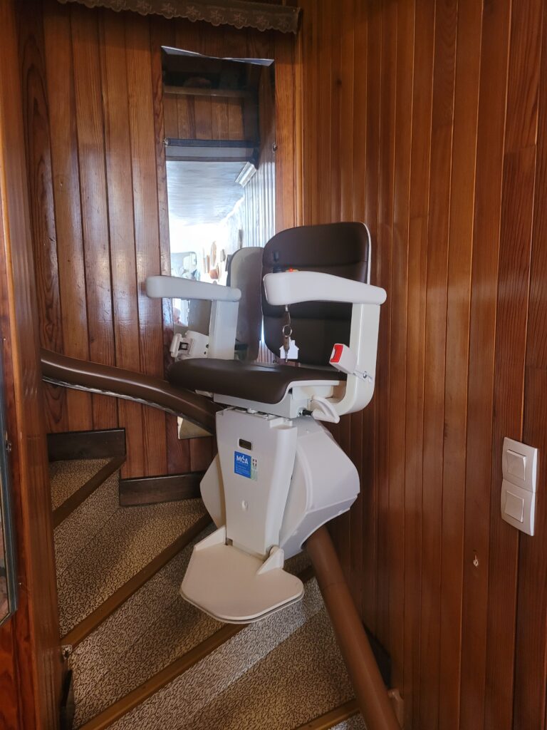 Monte-escalier replié en position parking devpant lambris bois