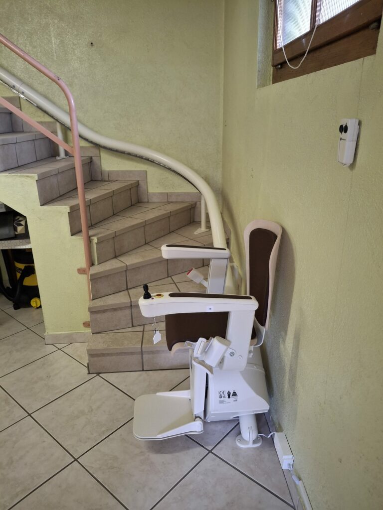 Monte-escalier installé sur un escalier courbe carrelé