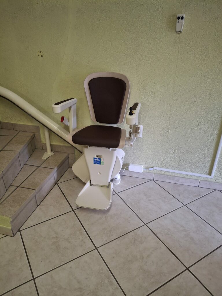 Monte-escalier installé sur un escalier courbe carrelé