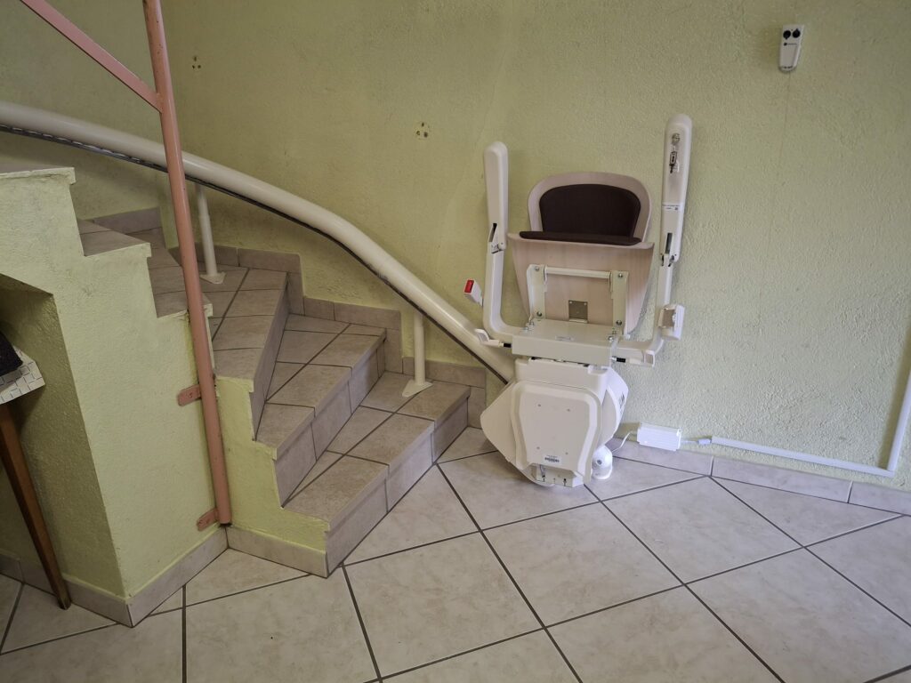 Monte-escalier installé sur un escalier courbe carrelé