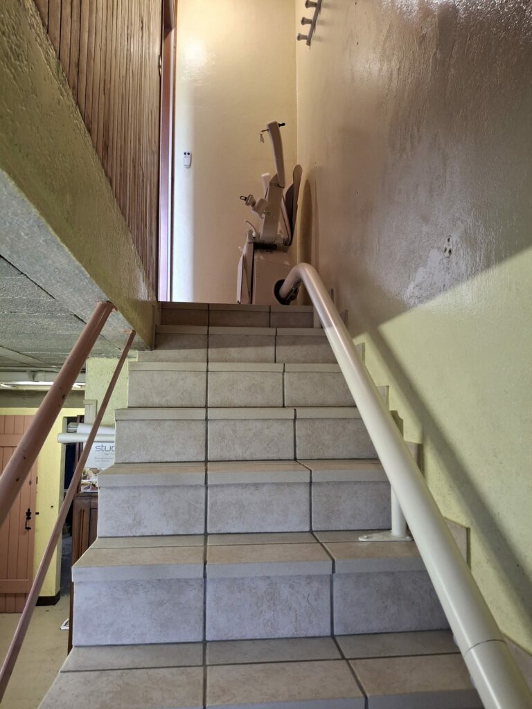 Monte-escalier installé sur un escalier courbe carrelé