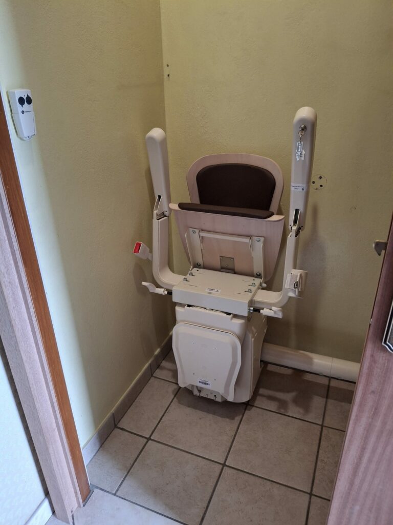 Monte-escalier installé sur un escalier courbe carrelé