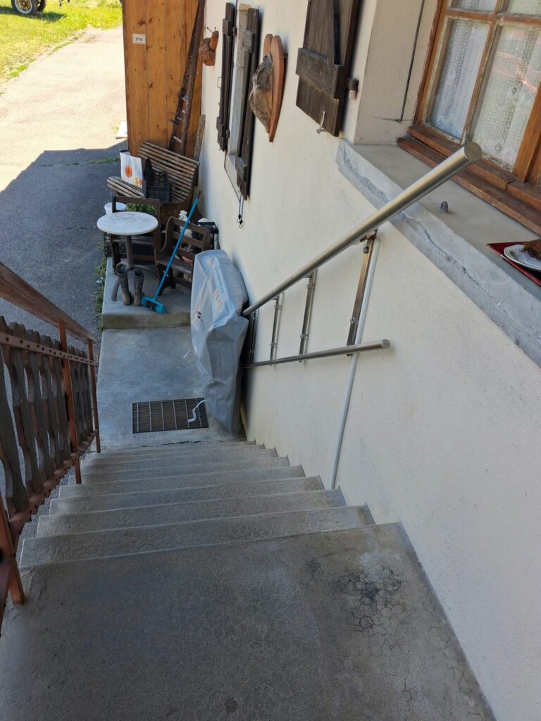 plateforme monte-escaliers Ascendor Lifttechnik GmbH modèle PLG7, installée chez l’un de nos clients à Saint Jean de Tholome (74), afin de faciliter l’accès à son habitation en toute sécurité.