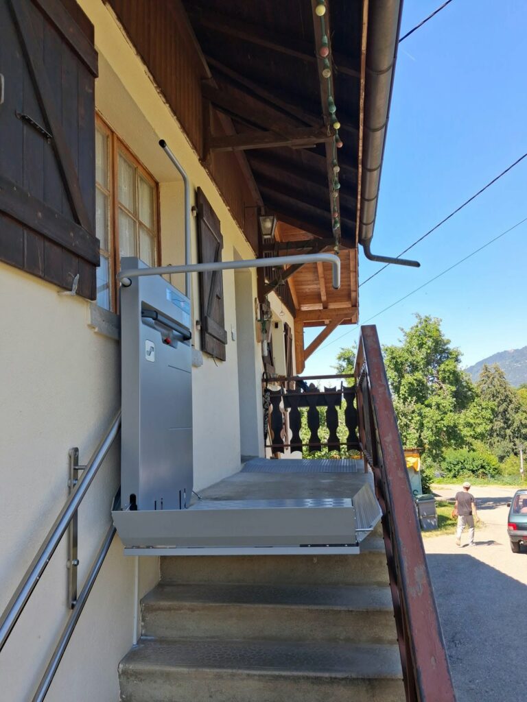 plateforme monte-escaliers Ascendor Lifttechnik GmbH modèle PLG7, installée chez l’un de nos clients à Saint Jean de Tholome (74), afin de faciliter l’accès à son habitation en toute sécurité.