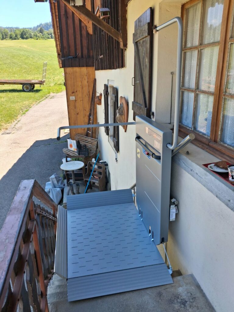 plateforme monte-escaliers Ascendor Lifttechnik GmbH modèle PLG7, installée chez l’un de nos clients à Saint Jean de Tholome (74), afin de faciliter l’accès à son habitation en toute sécurité.