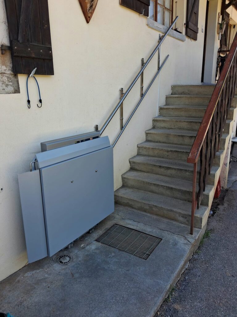 plateforme monte-escaliers Ascendor Lifttechnik GmbH modèle PLG7, installée chez l’un de nos clients à Saint Jean de Tholome (74), afin de faciliter l’accès à son habitation en toute sécurité.