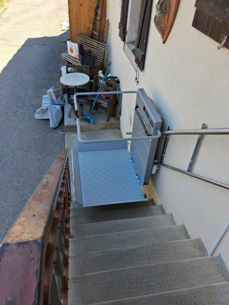 plateforme monte-escaliers Ascendor Lifttechnik GmbH modèle PLG7, installée chez l’un de nos clients à Saint Jean de Tholome (74), afin de faciliter l’accès à son habitation en toute sécurité.